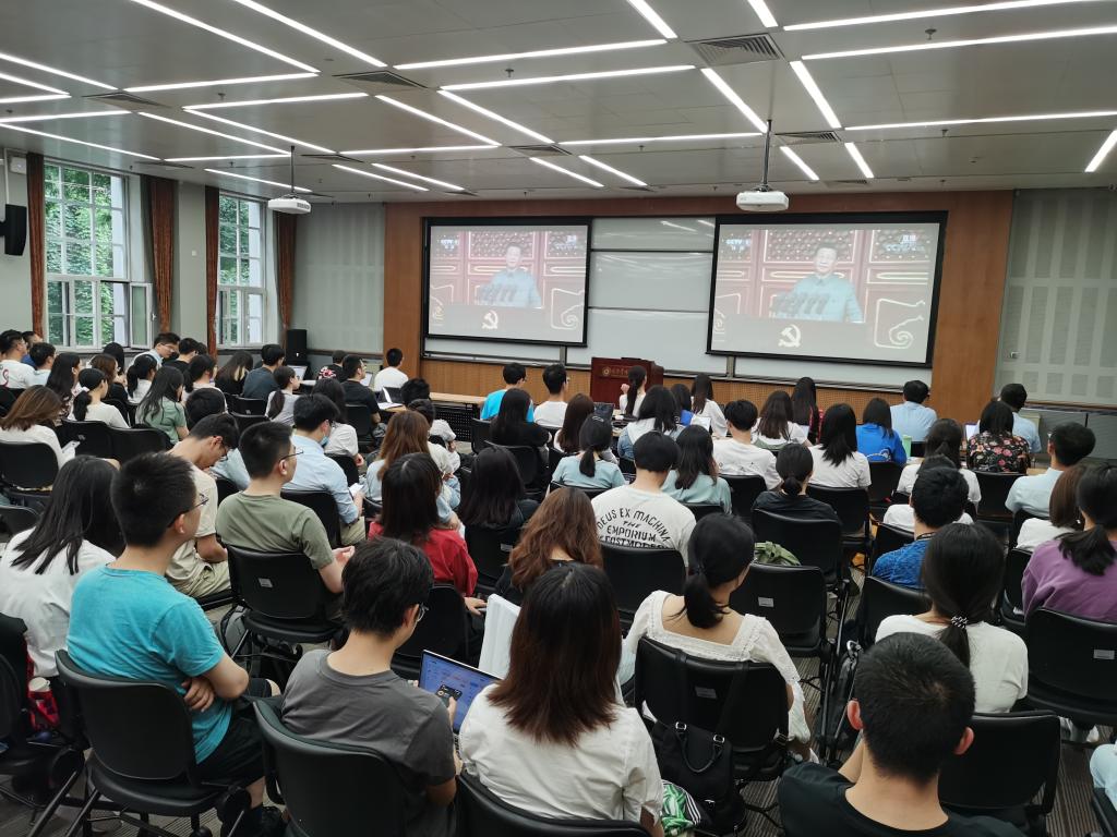 “请党放心，，，，，强国有我！”——北大九州ku酷游师生整体收看庆祝中国共产党建设100周年大会